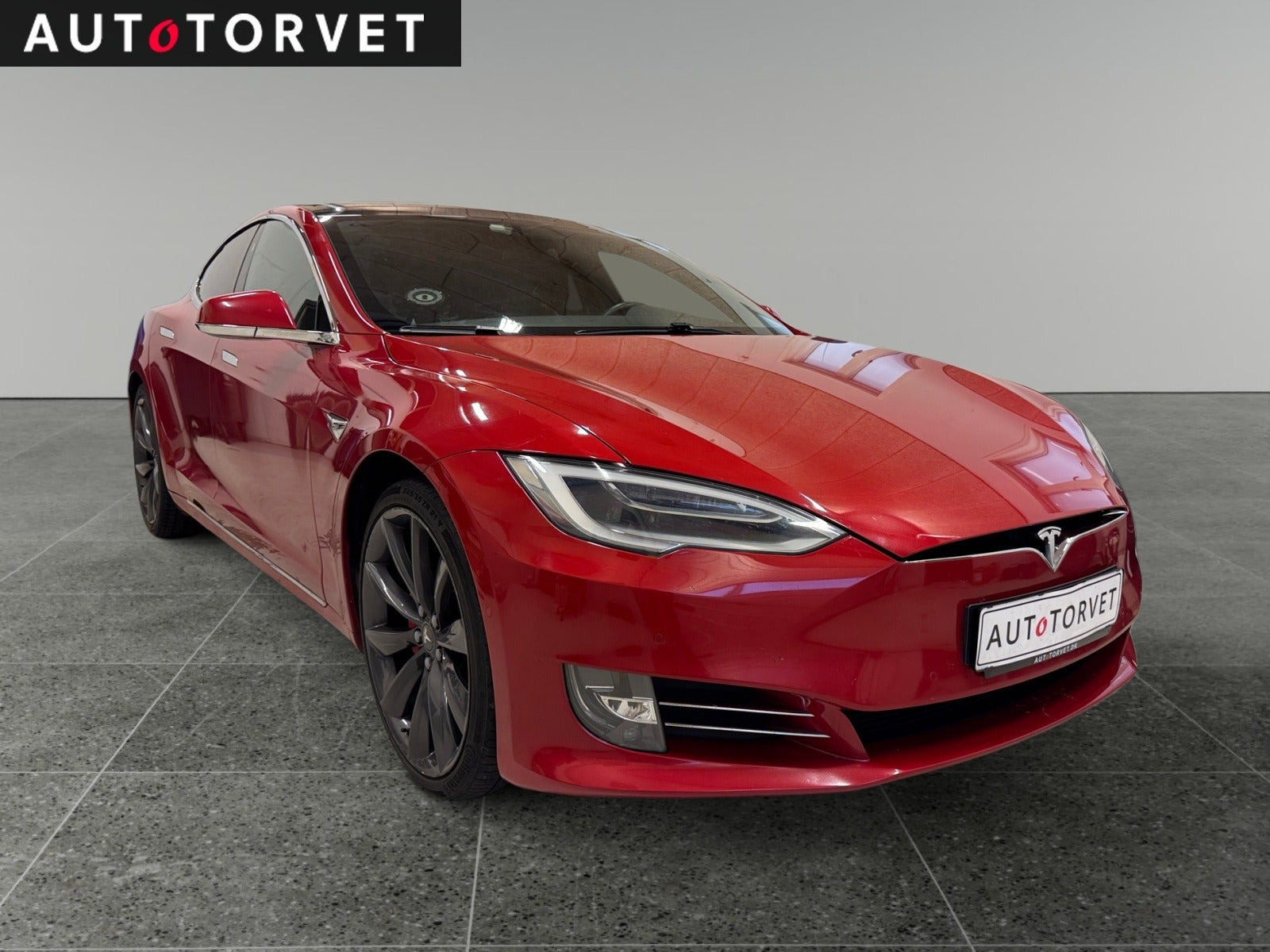 Rød Tesla Model S fra 2018