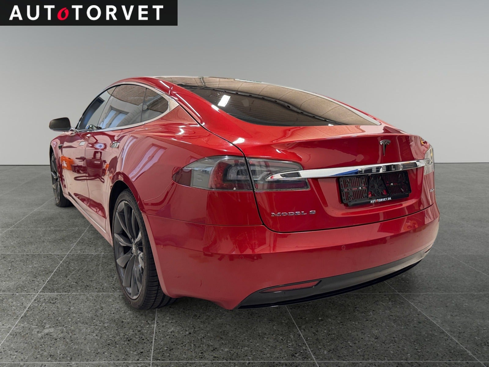 Rød Tesla Model S fra 2018