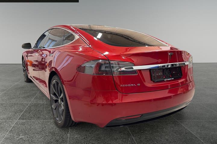 Rød Tesla Model S fra 2018