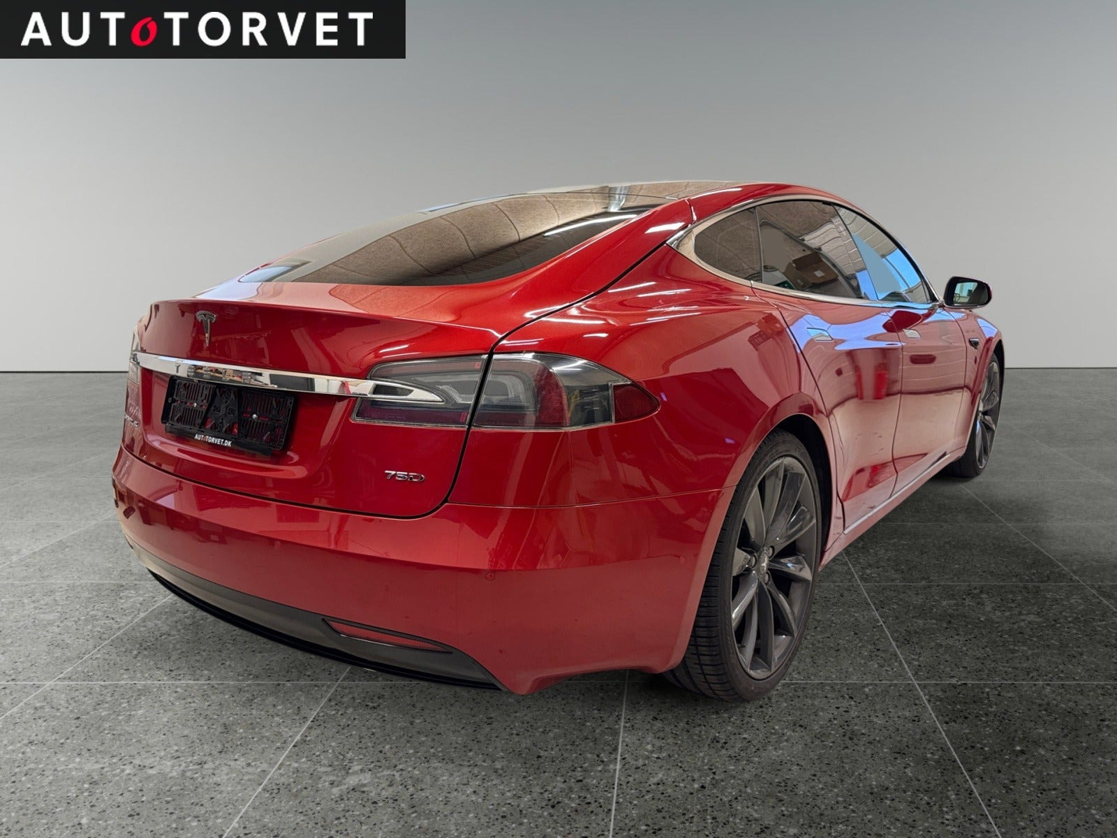 Rød Tesla Model S fra 2018