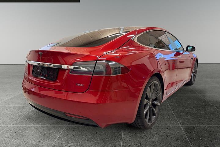 Rød Tesla Model S fra 2018