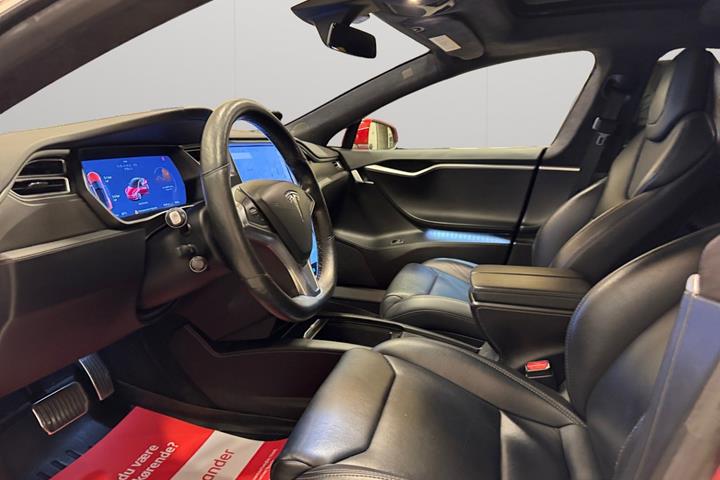 Rød Tesla Model S fra 2018