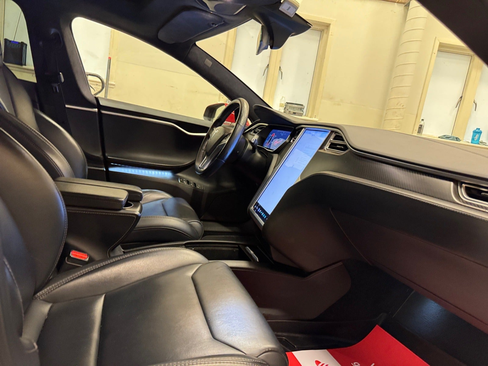 Rød Tesla Model S fra 2018