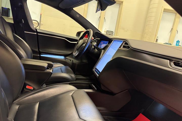 Rød Tesla Model S fra 2018
