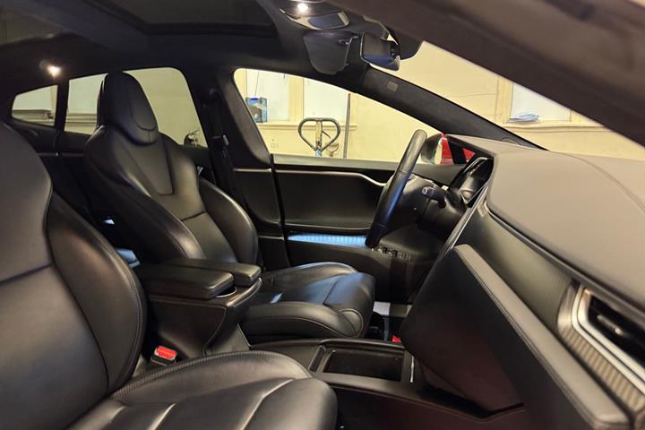 Rød Tesla Model S fra 2018