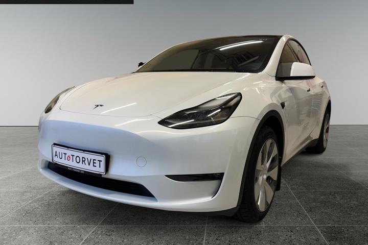 Hvid Tesla Model Y fra 2023