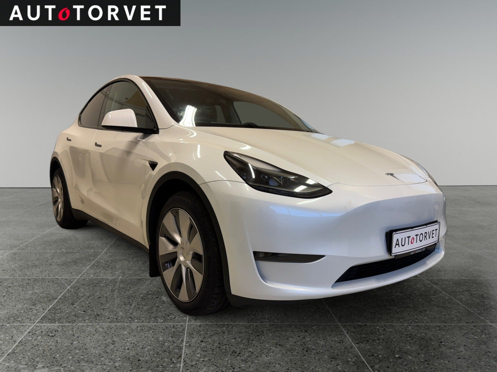 Hvid Tesla Model Y fra 2023