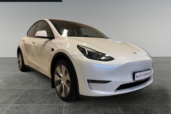 Hvid Tesla Model Y fra 2023