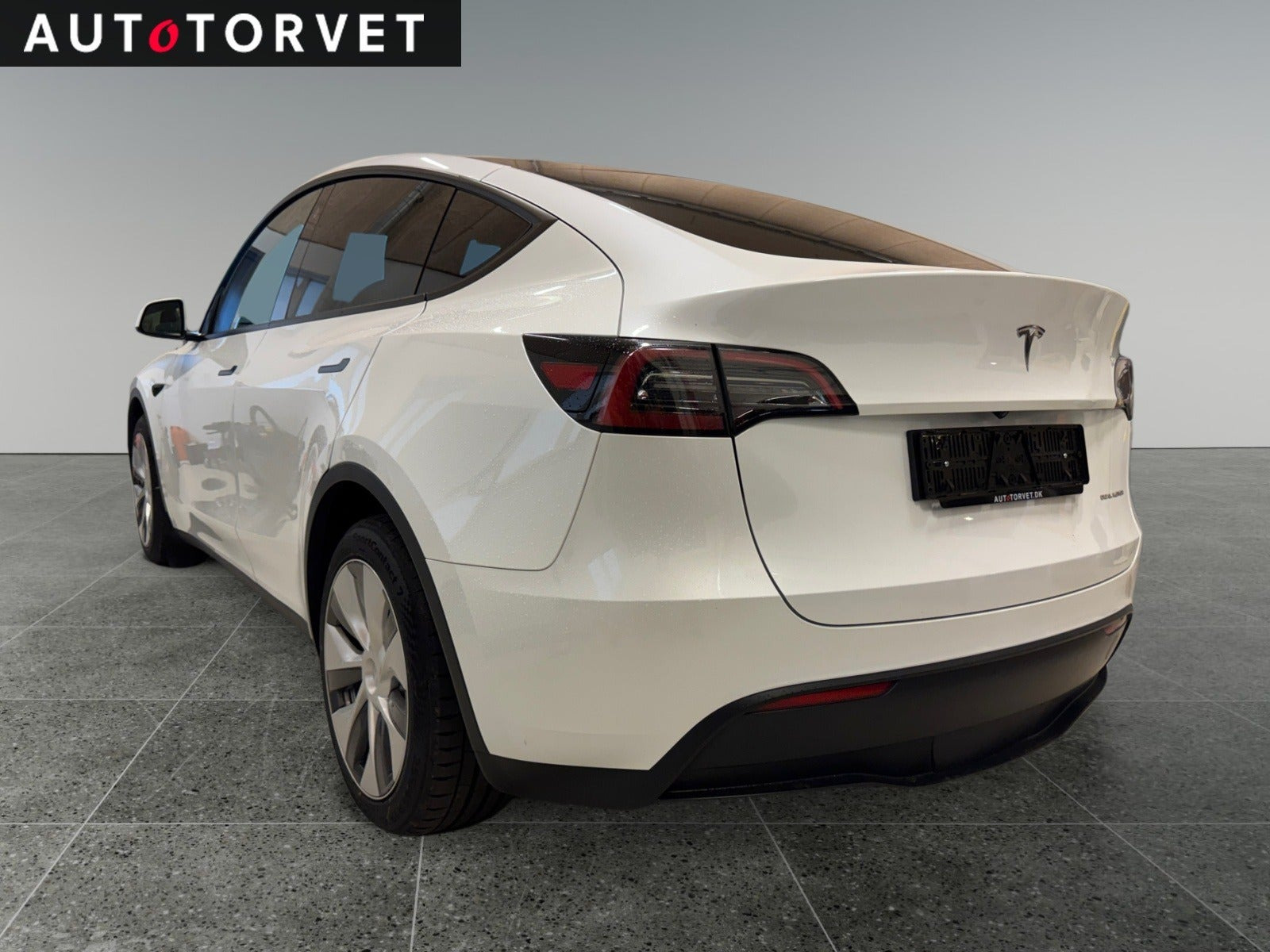 Hvid Tesla Model Y fra 2023
