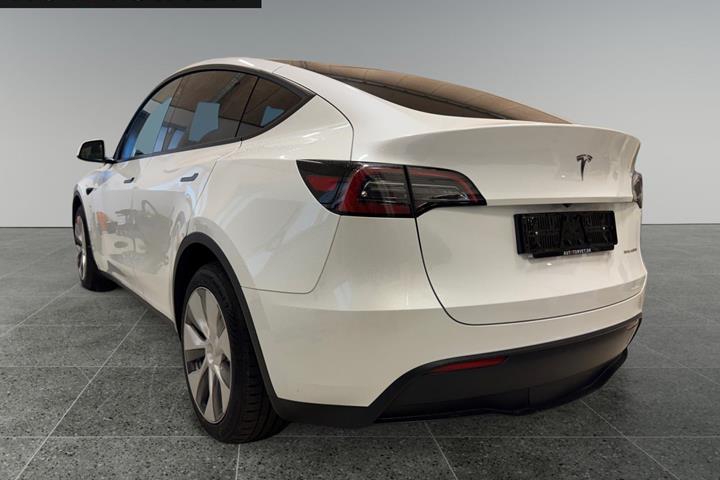 Hvid Tesla Model Y fra 2023