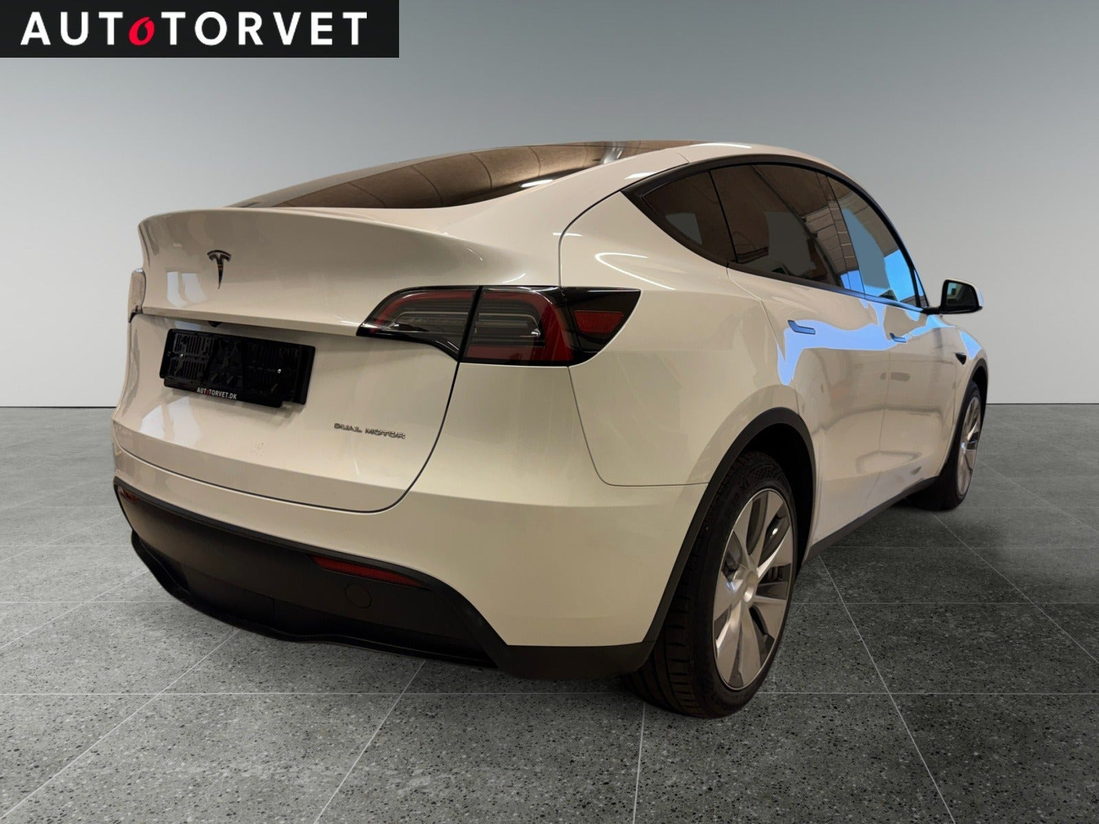 Hvid Tesla Model Y fra 2023