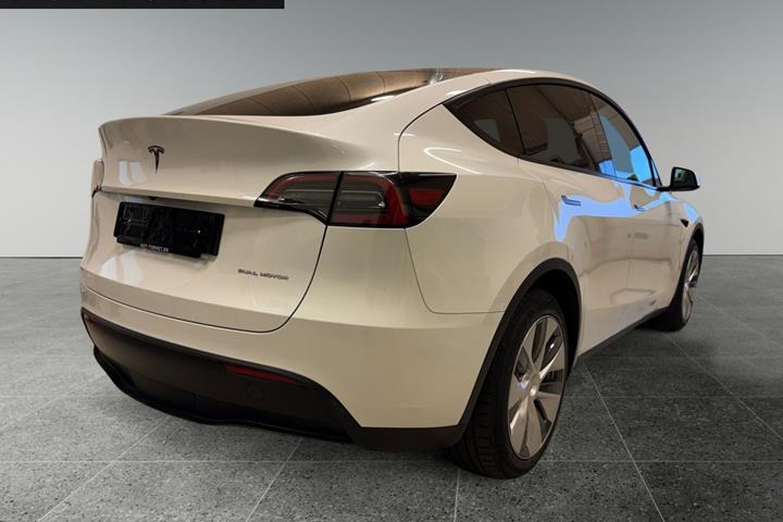 Hvid Tesla Model Y fra 2023
