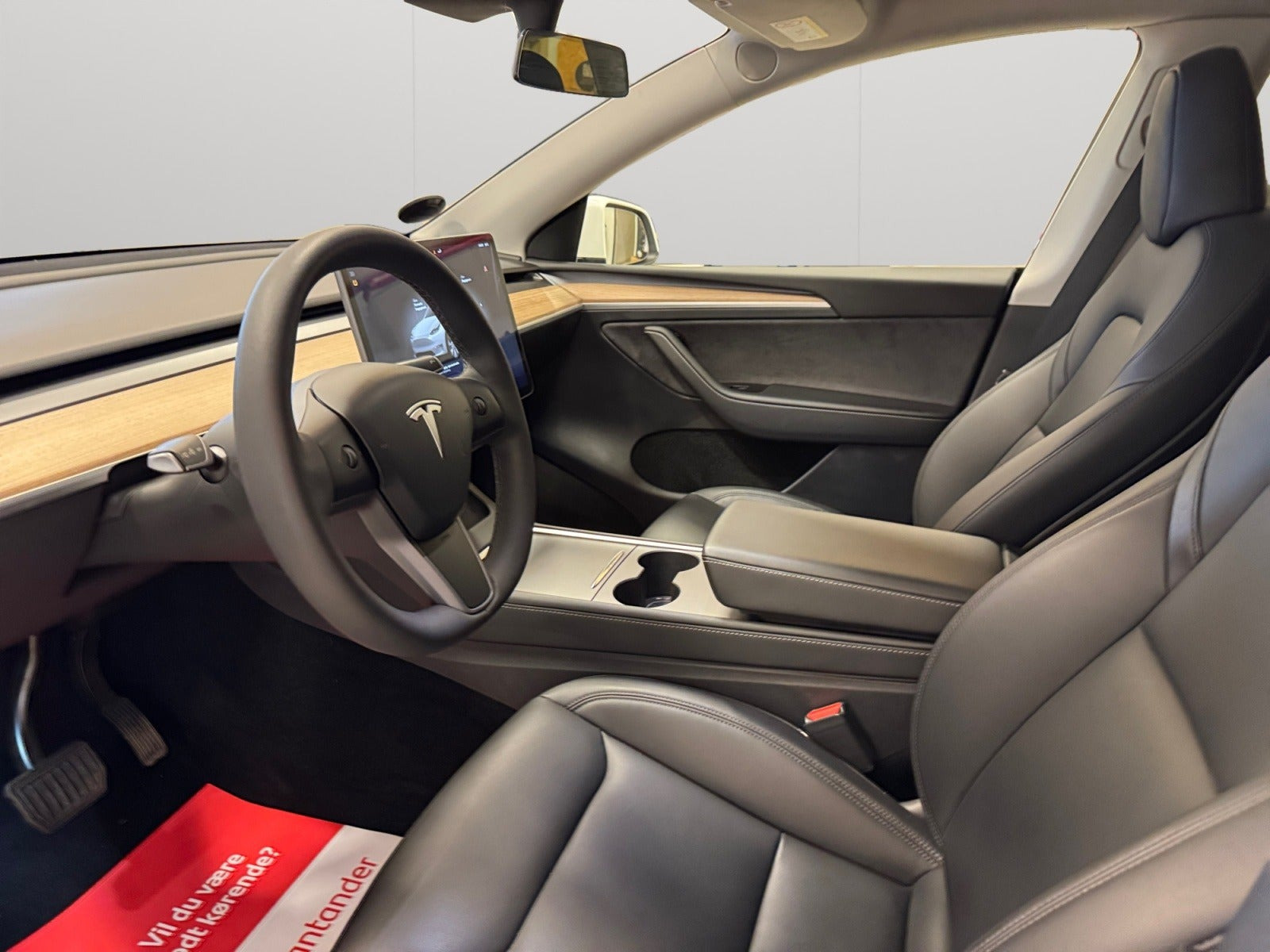 Hvid Tesla Model Y fra 2023