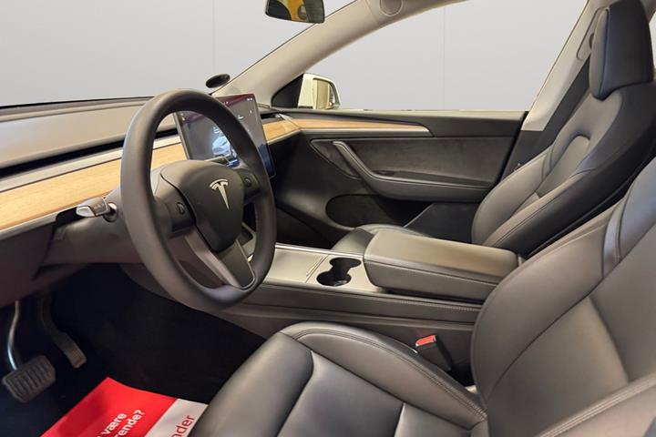 Hvid Tesla Model Y fra 2023