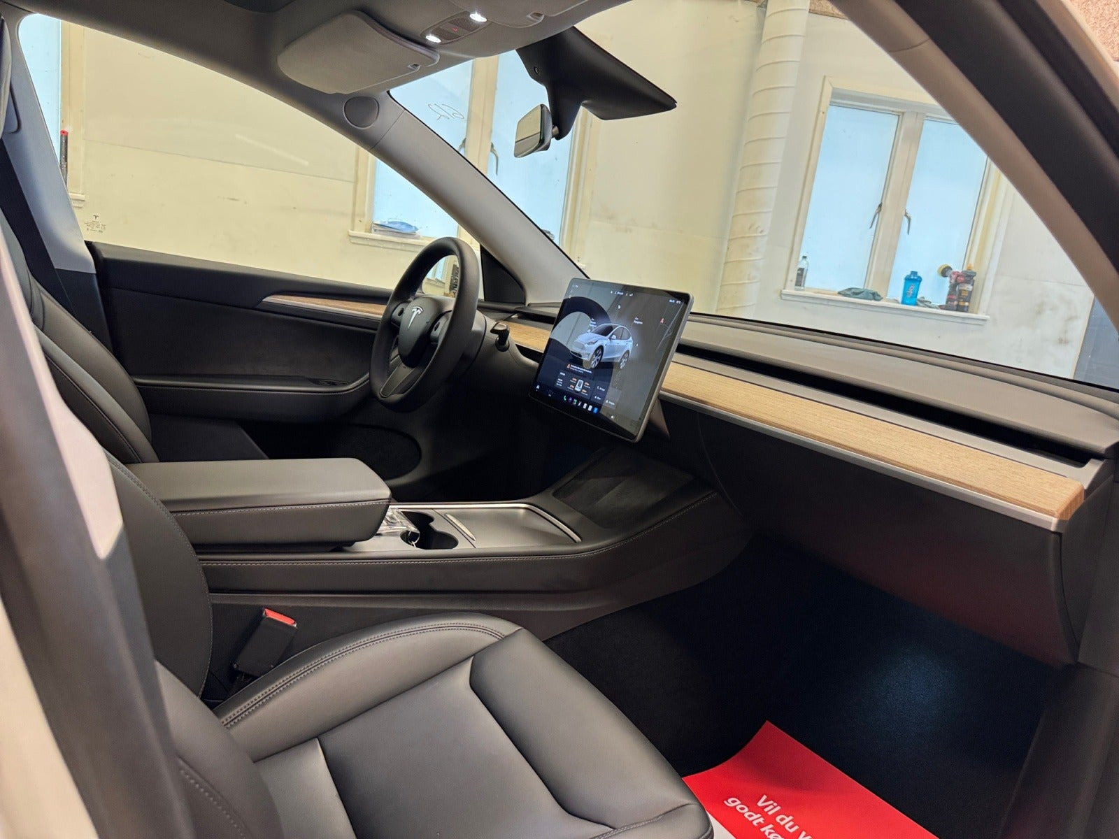 Hvid Tesla Model Y fra 2023