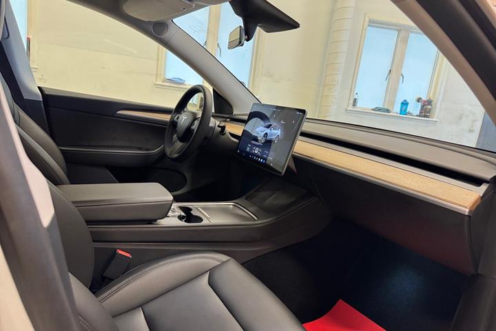 Hvid Tesla Model Y fra 2023