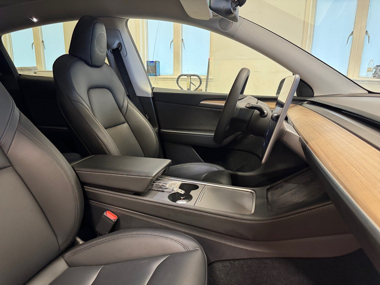 Hvid Tesla Model Y fra 2023