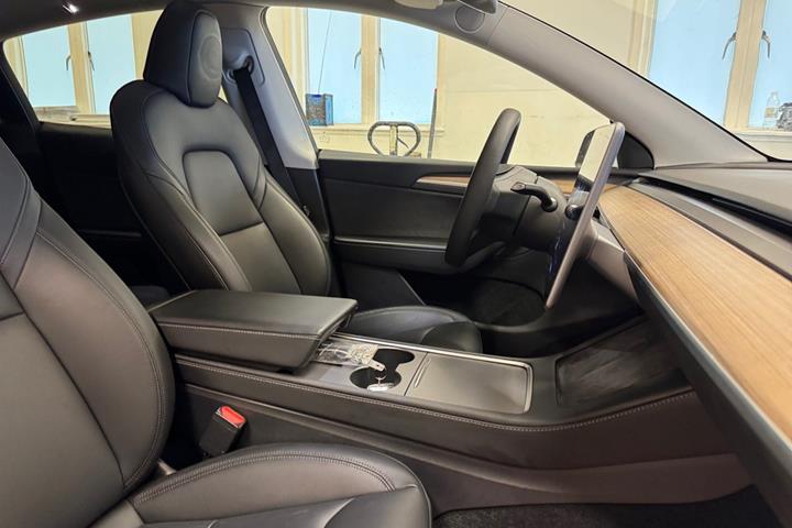 Hvid Tesla Model Y fra 2023