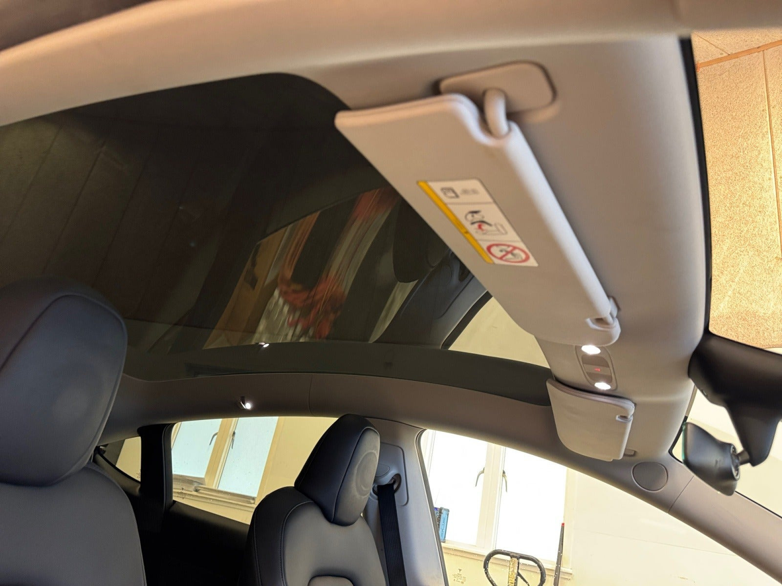 Hvid Tesla Model Y fra 2023