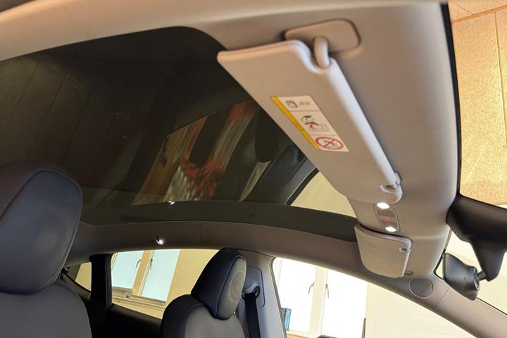 Hvid Tesla Model Y fra 2023