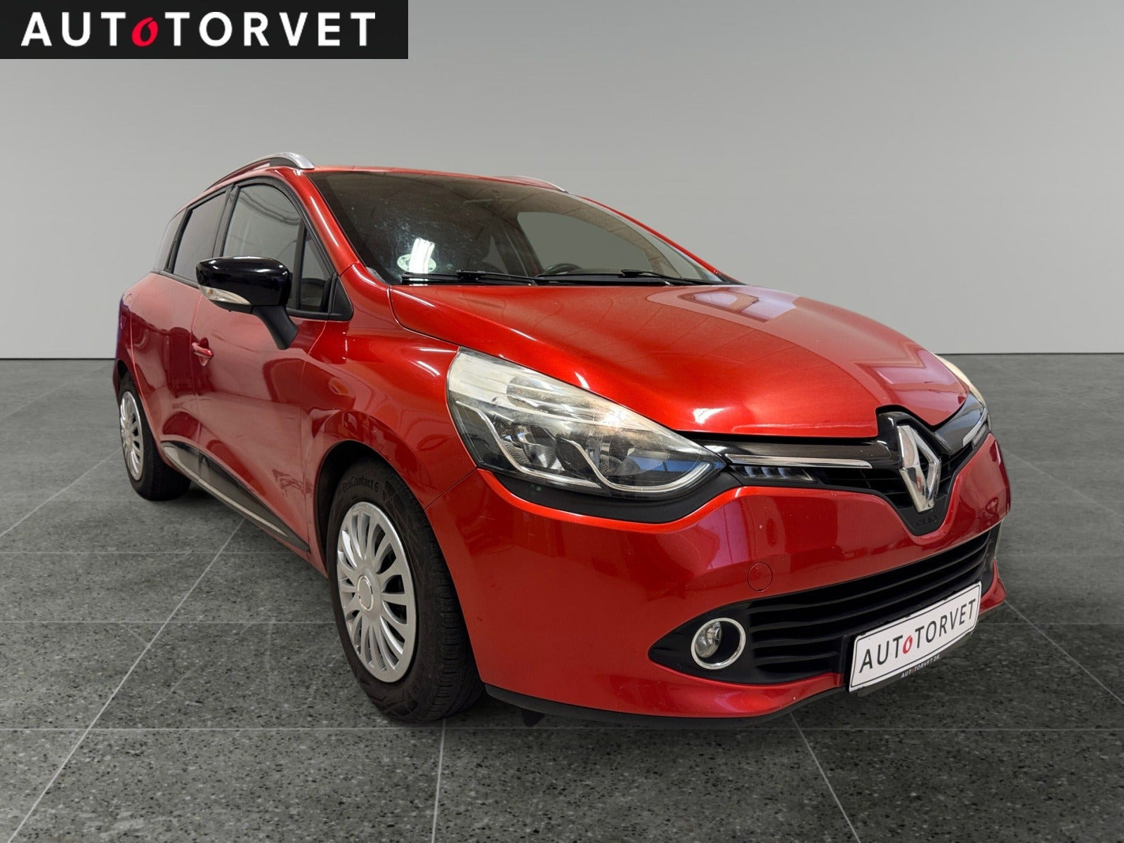 Rød Renault Clio IV fra 2015