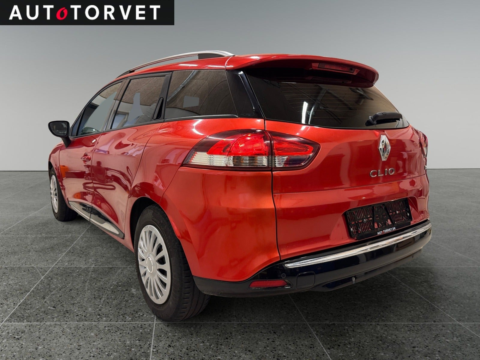 Rød Renault Clio IV fra 2015