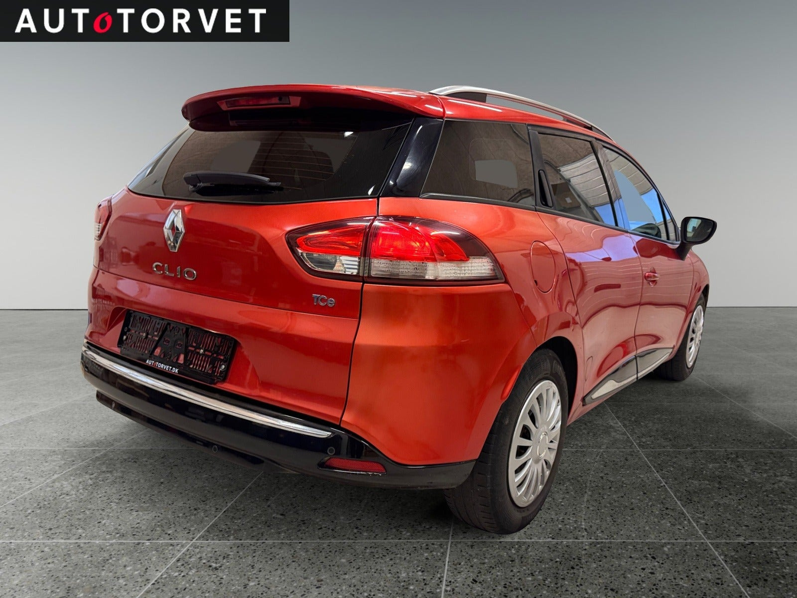 Rød Renault Clio IV fra 2015