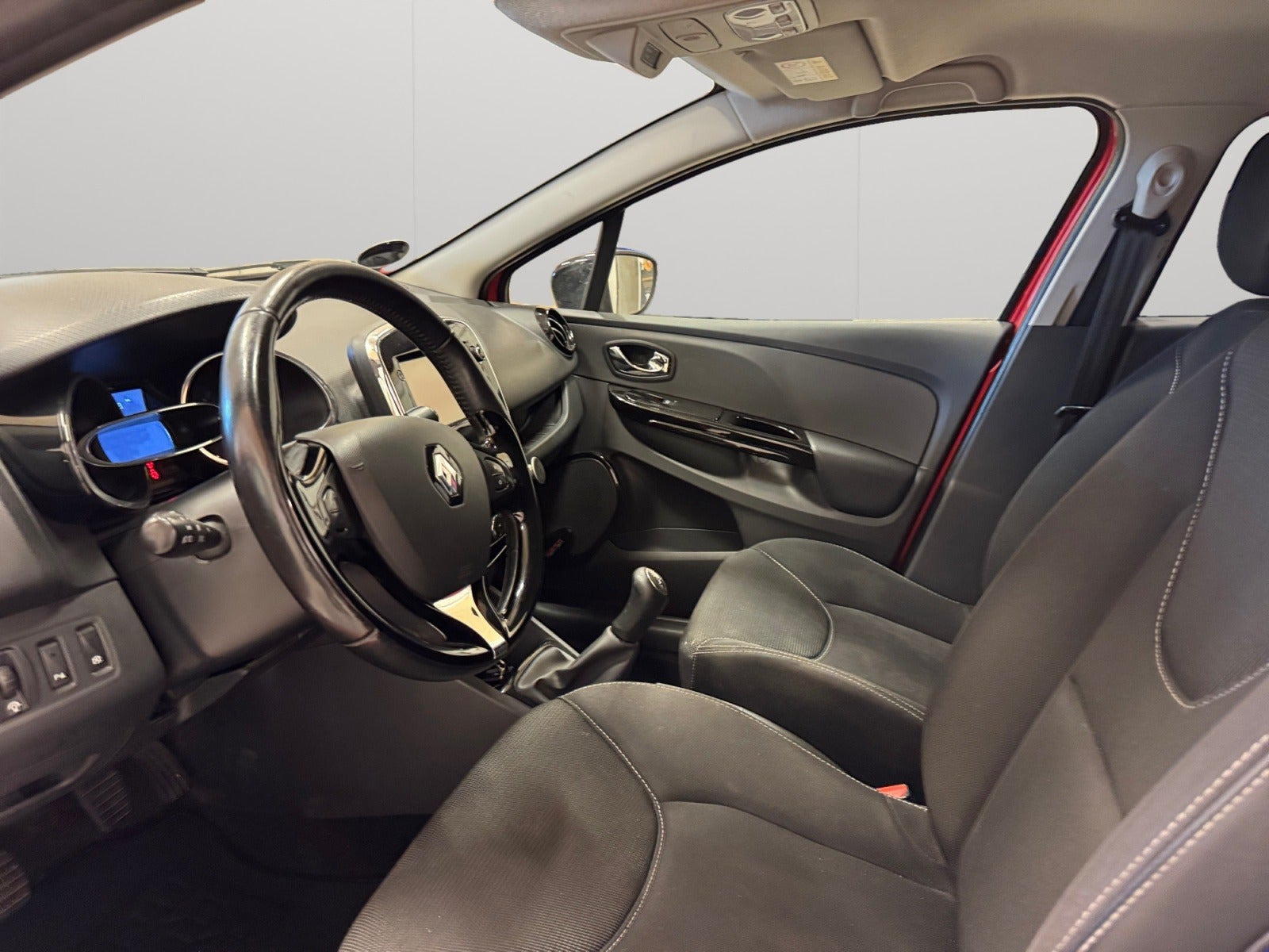 Rød Renault Clio IV fra 2015