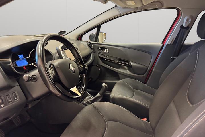 Rød Renault Clio IV fra 2015