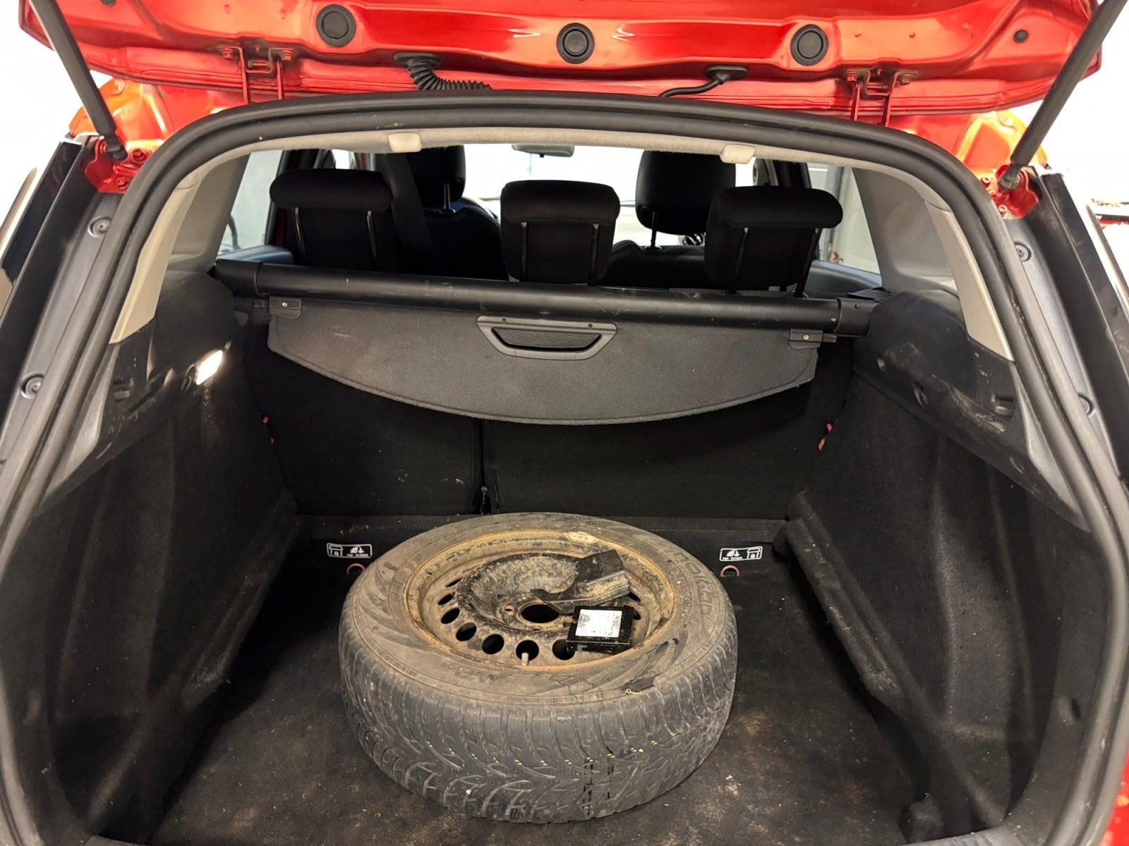 Rød Renault Clio IV fra 2015