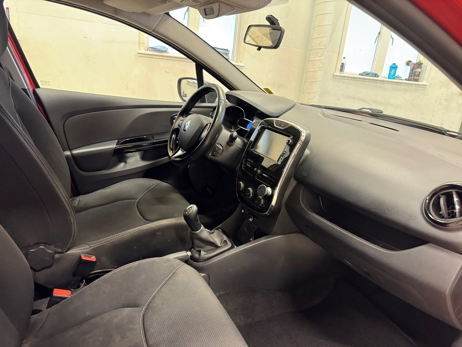 Rød Renault Clio IV fra 2015