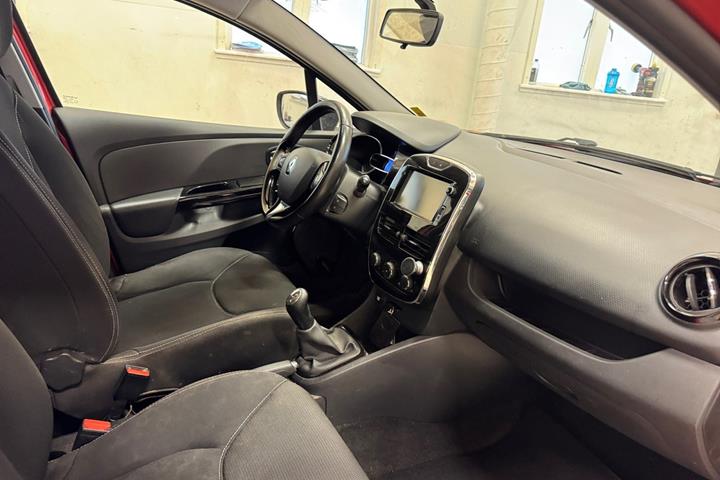 Rød Renault Clio IV fra 2015