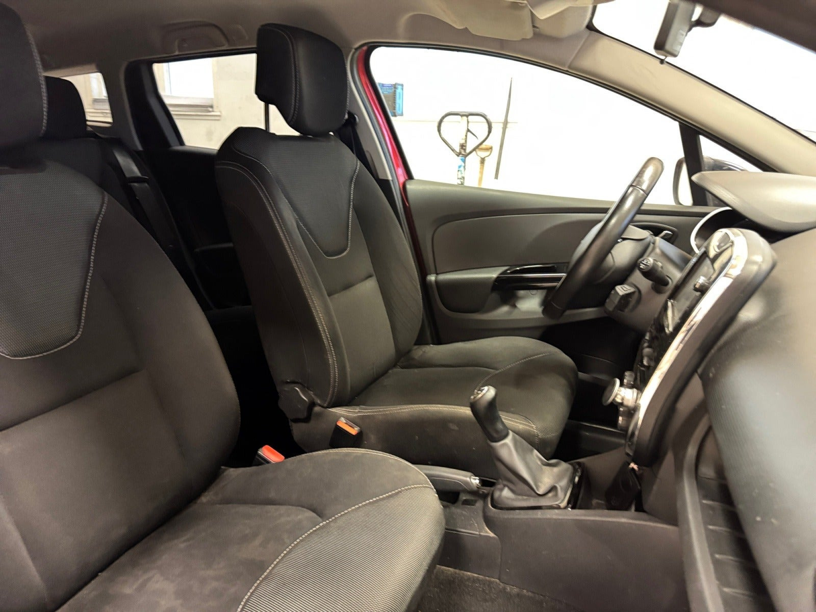 Rød Renault Clio IV fra 2015