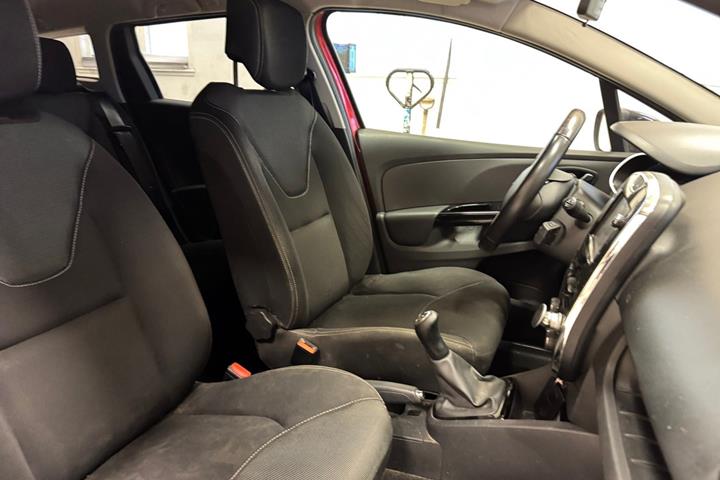 Rød Renault Clio IV fra 2015