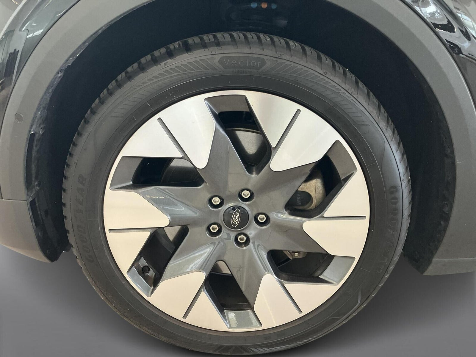 Sort Ford Explorer fra 2025