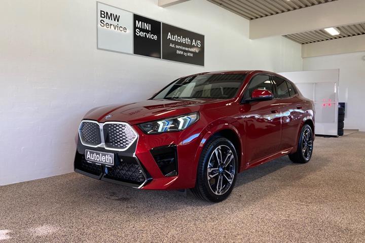Rød BMW iX2 fra 2025