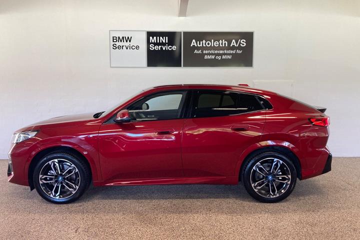 Rød BMW iX2 fra 2025