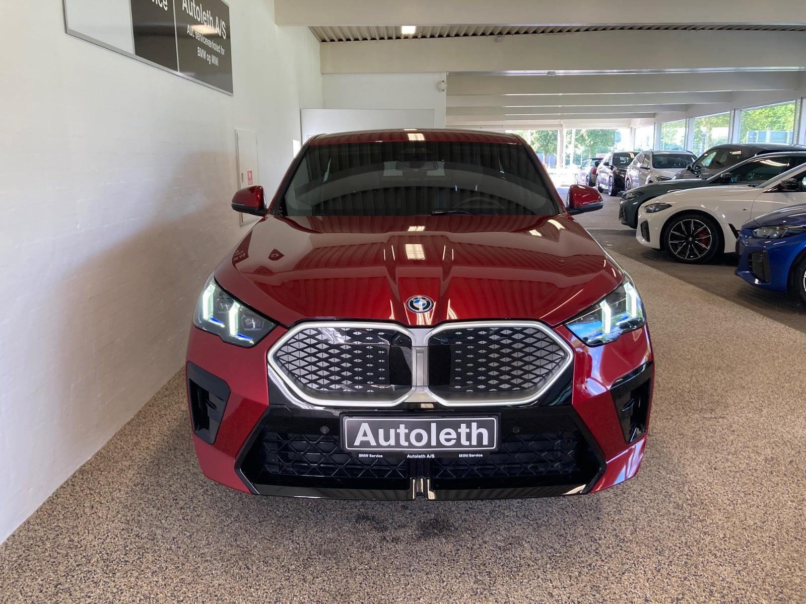 Rød BMW iX2 fra 2025