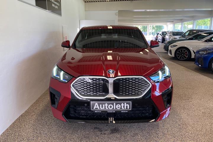 Rød BMW iX2 fra 2025