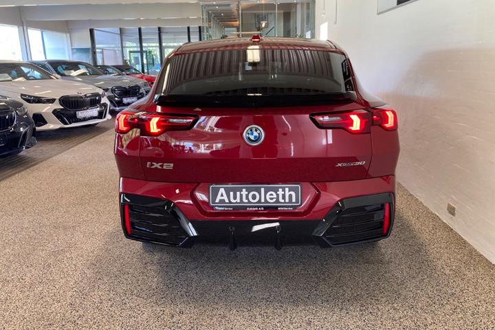 Rød BMW iX2 fra 2025