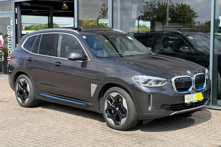 Grå BMW iX3 fra 2022