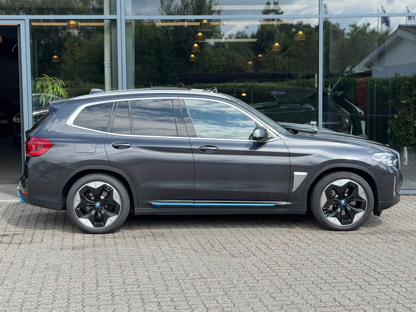 Grå BMW iX3 fra 2022