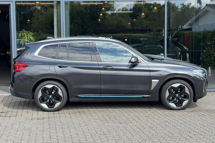 Grå BMW iX3 fra 2022