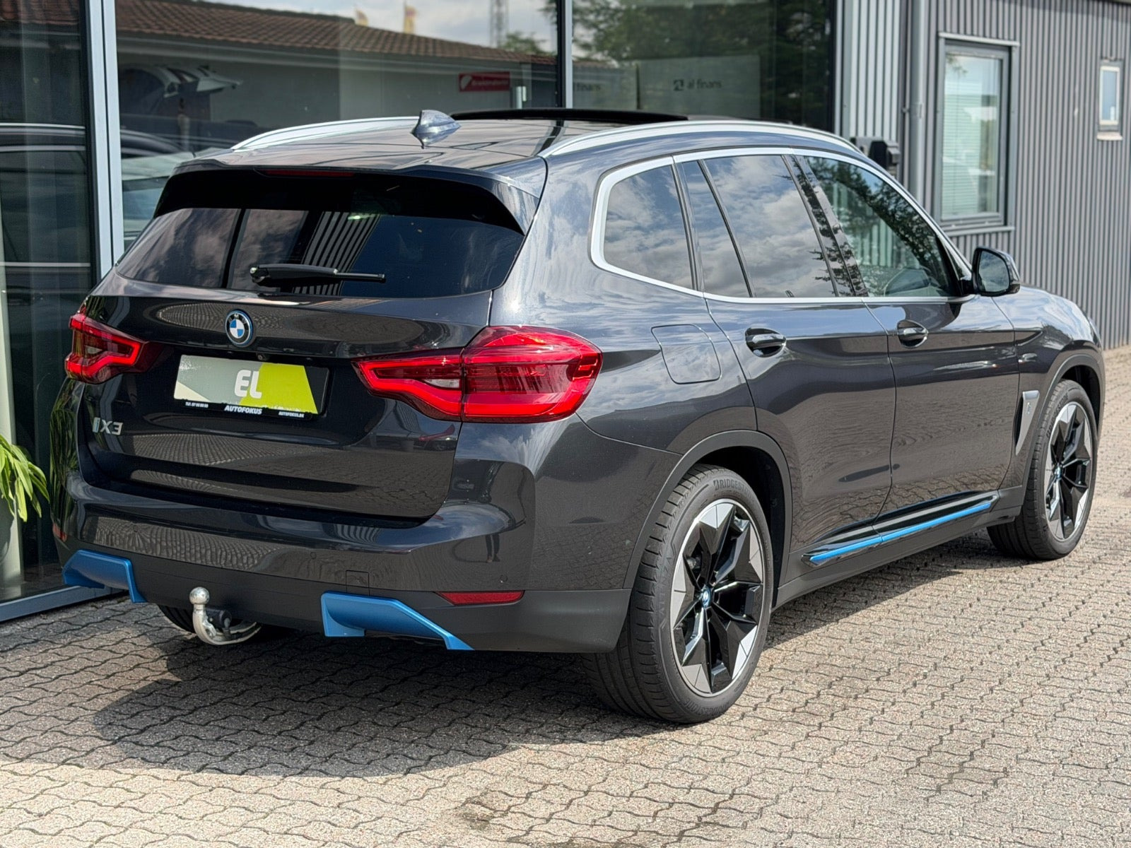 Grå BMW iX3 fra 2022