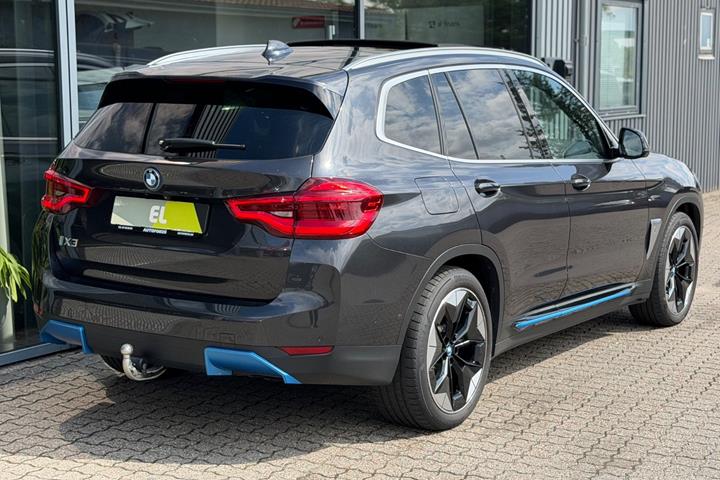 Grå BMW iX3 fra 2022