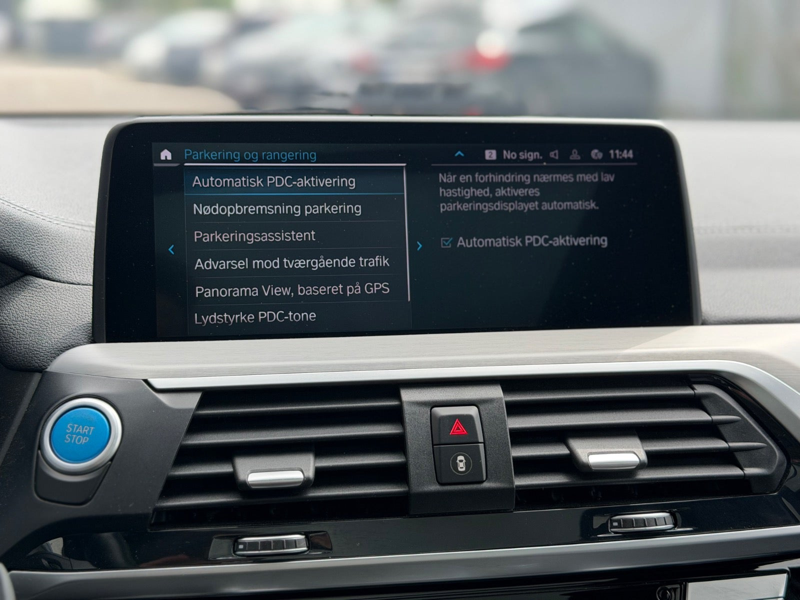 Grå BMW iX3 fra 2022