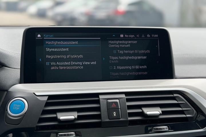 Grå BMW iX3 fra 2022