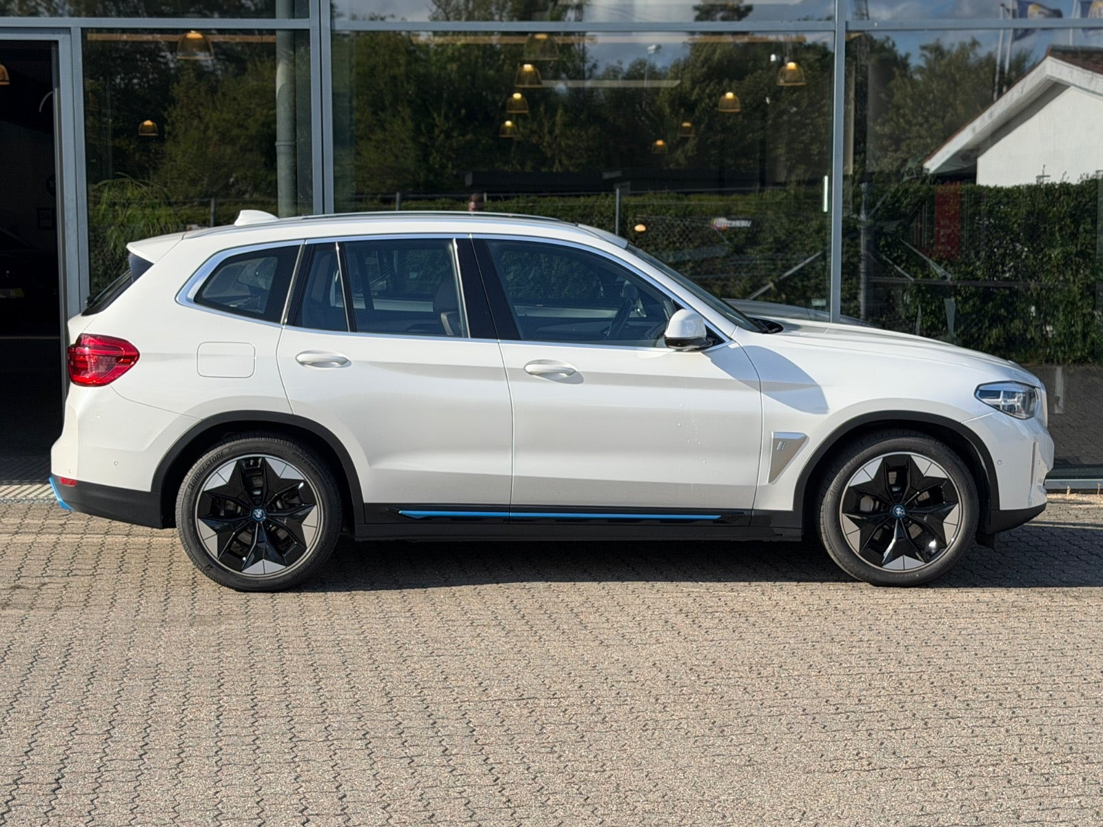Hvid BMW iX3 fra 2021
