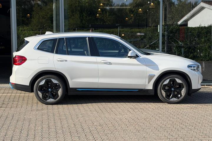 Hvid BMW iX3 fra 2021