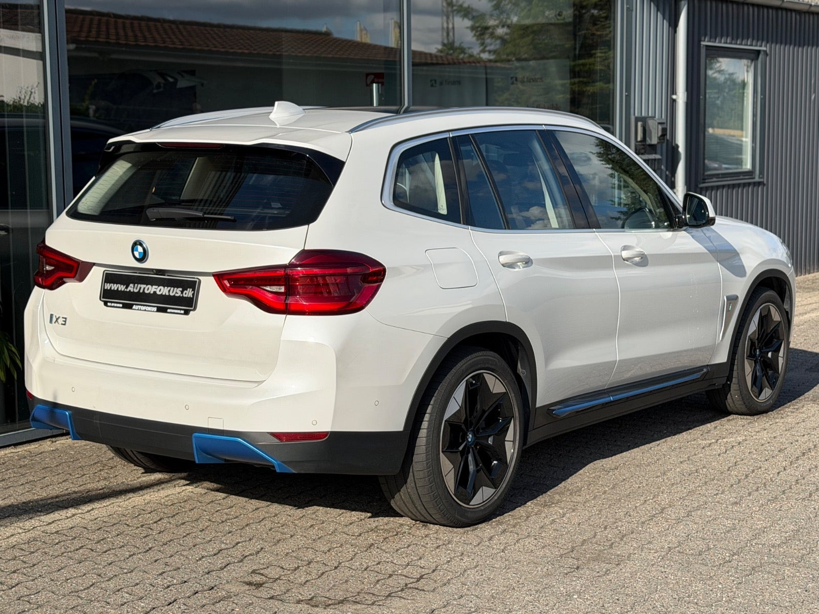 Hvid BMW iX3 fra 2021